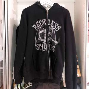 Säljer nu min Reckless hoodie då den inte kommer till användning. Några paljetter har fallit av men inget som syns vid användning. Kan mötas upp i Stockholm. Bud från:1300kr budgivning sker i DM eller kommentarerna! 