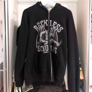 Reckless Scholars Zip Hoodie - Säljer nu min Reckless hoodie då den inte kommer till användning. Några paljetter har fallit av men inget som syns vid användning. Kan mötas upp i Stockholm. Bud från:1300kr budgivning sker i DM eller kommentarerna! 