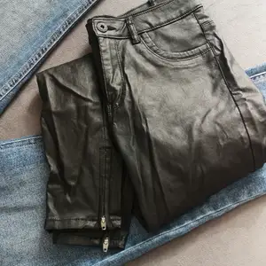 Fake skinn jeans storlek M/32. Fint skick. Dragkedja längs beslutet. 