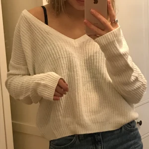 Vit stickad tröja NAKD - En fin vit stickad tröja från Nakd, med v-ringning. Perfekt till hösten🍁🤍 Storlek Xs men passar även S🤍