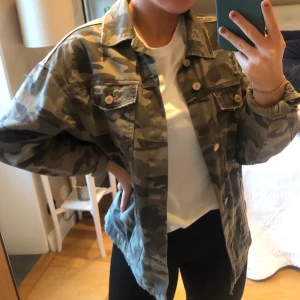 Jacka i camouflagemönster  - Snygg jacka i camoflagemönster med snygga detaljer från Zara. Storlek XS men den är oversized. Frakten är inkluderad i priset. 