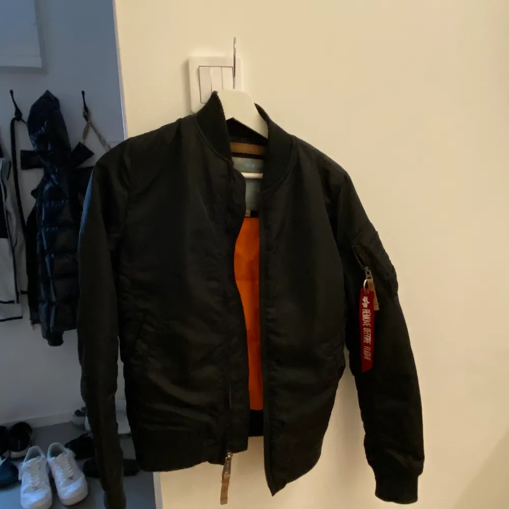 alpha industries jacka den tjocka modellen, passar perfekt nu när det börjar bli kallt ute! Den är köpt för ungefär 1,5 år sedan inga skador alls. Storlek 34/xs 🖤. Jackor.