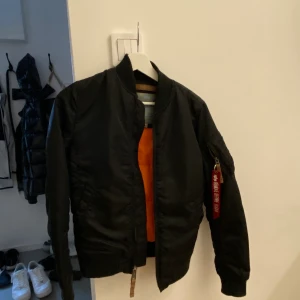 alpha industries jacka svart - alpha industries jacka den tjocka modellen, passar perfekt nu när det börjar bli kallt ute! Den är köpt för ungefär 1,5 år sedan inga skador alls. Storlek 34/xs 🖤