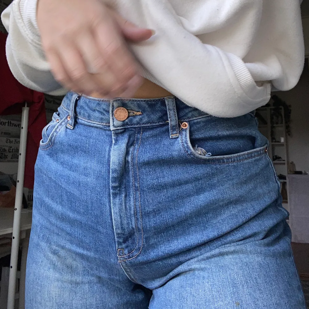 Snygga jeans från Gina tricot! Säljer då dom blivit för stora för mig, frakt tillkommer🌸 (lite ljusare i verkligheten!!). Jeans & Byxor.