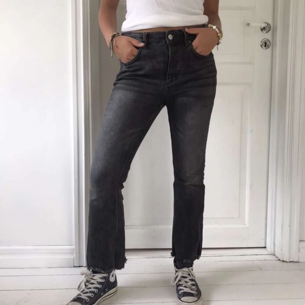 Croppade flare jeans i grått från Zara. Storlek 40 men passar 38 också. Sjukt snygga och nästan oanvända pga lite för stora för mig som vanligtvis har 36. Köparen står för frakten. Hör av dig om du är intresserad💞. Jeans & Byxor.