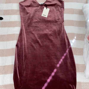 Bikbok - En oanvänd klänning med prislapp på i storlek M