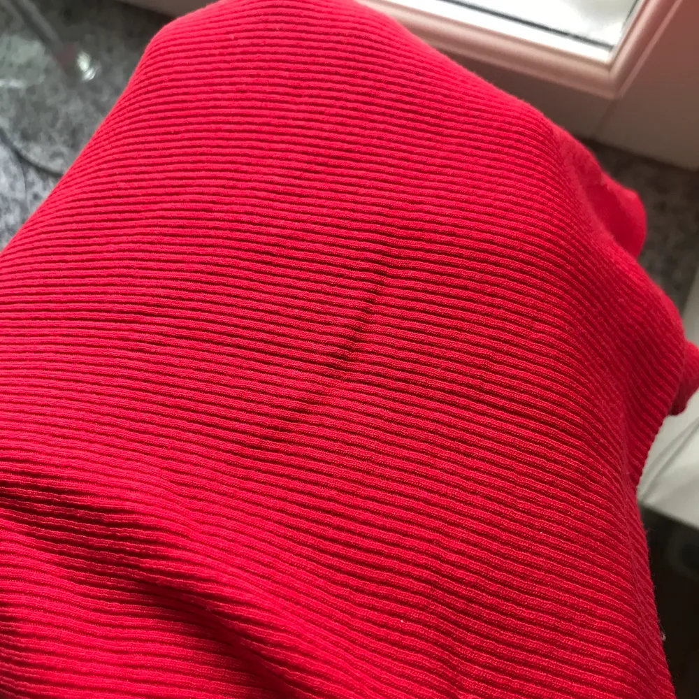 Rött linne från Bik Bok i ribbat tyg, storlek Small. . Toppar.