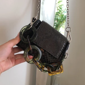 Handväska - Mindre handväska från asos. Mycket lite sliten (se bild 3.) Hämtas hos mig i Hägersten eller så möts vi upp i centrala Stockholm/Södermalm. 💕