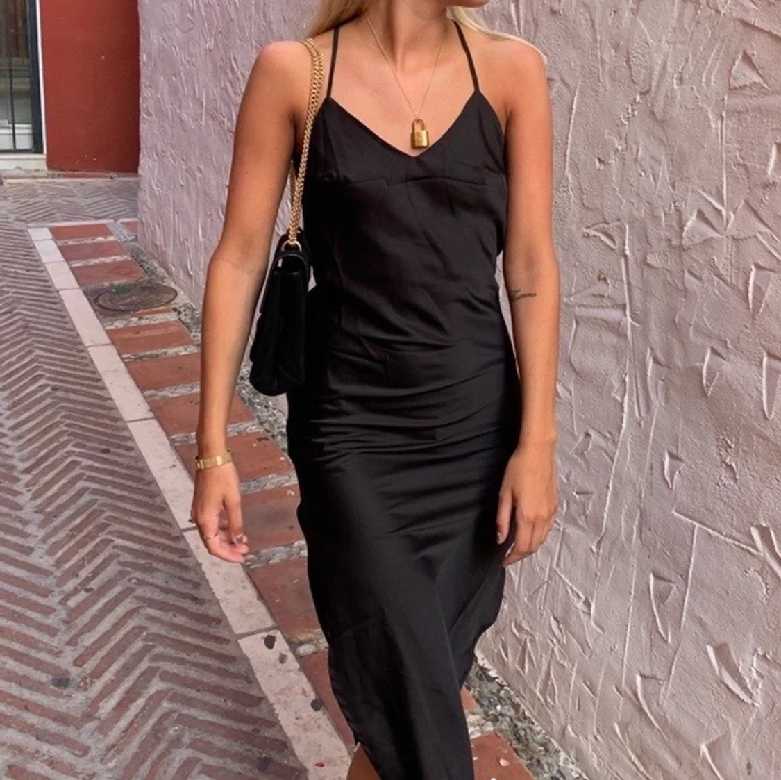 Satinklänning från boohoo stl 34