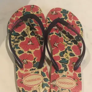 Supercoola äkta Havaianas i storlek 35/36, dock passar de även mig som normalt har 37/38.  Mycket fint skick och endast provade!