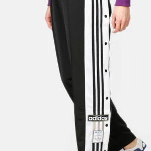 	adidas Originals | Byxa - Adibreak - Adidas byxor från Junkyard ord pris 419kr