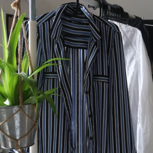 Skjorta  - Supersnygg skjorta från gina tricot! Använd fåtal gånger. Buda på☺️