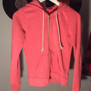 Rosa kofta  - En rosa fin kofta som har blivit använt 3 gånger. Har dock blivit tvättad några gånger så är lite knopprig! Annars är den  jätte fin😊