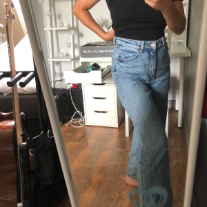 Monki jeans storlek 26 - Blåa jeans från monki, köpta för ett år sedan drygt och är i storlek 26 och i modellen midwaist wide leg. Pris och fraktpris kan diskuteras, kom privat för ytterligare bilder eller funderingar! 