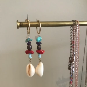 Zara örhängen - Säljer dessa super fina örhängen från Zara som aldrig är använda. Cirka 2-3 cm långa. Köparen står för frakt på 11 kr 🥰