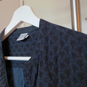 Söt blus  - Blus/top från Saint Tropez. Fick den i present men blev tyvärr i fel storlek och inte kunnat använda, så är i nyskick!