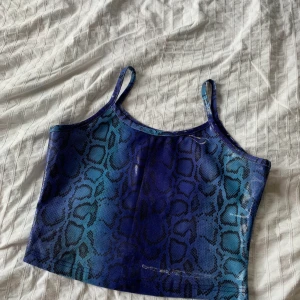 Smale print linne - Snake print linne från tidigt 00-tal. Storlek S. Croppad. Frakt tillkommer på 22-42kr.