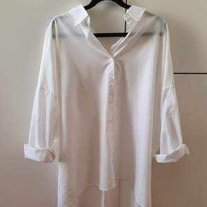 Oversized vit skjorta, i köpt i en liten designbutik i Seoul. Storlek bör passa S-M.