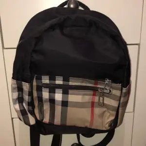 Jätte bra AA kopia av burberry väska och aldrig använd. Lappen finns kvar. Frakten står ni för (80kr)