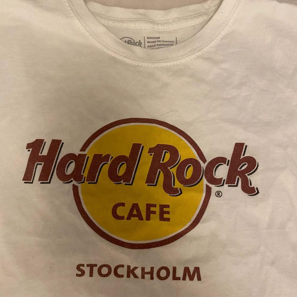 Hard rock café tshirt från Stockholm i storlek medium🥰 köpare står för frakt på 22kr🌸. T-shirts.