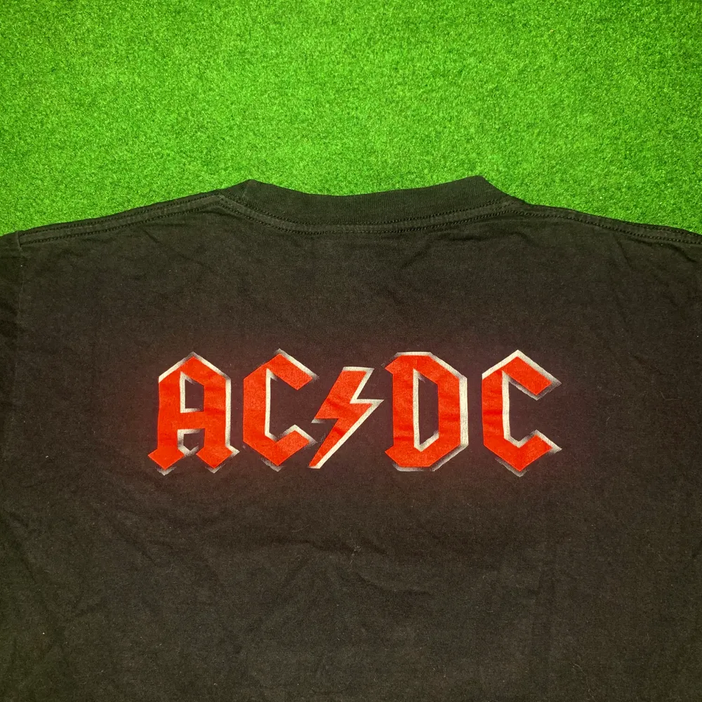 Säljer nu min vintage ACDC tröja. Skit snyggt family jewels tryck där fram och ACDC text där bak. Den är i mycket bra skick. Kom gärna med bud är öppen för allt! Rensar ut! 😊. T-shirts.