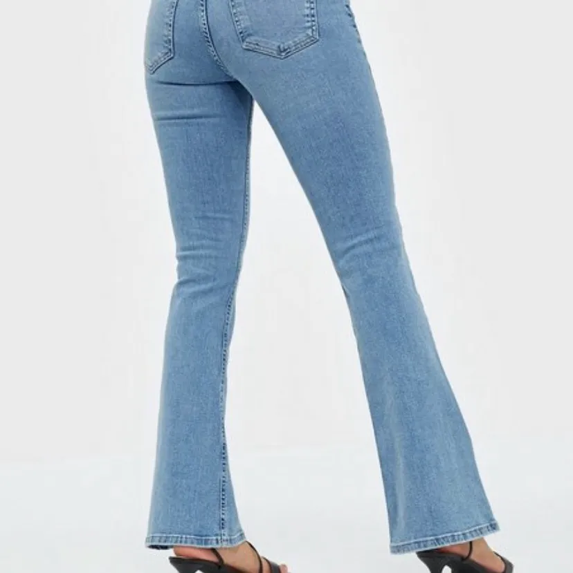 Ett par super snygga bootcut jeans ifrån ginatricot! Säljer då det ej kommit till användning!!. Jeans & Byxor.