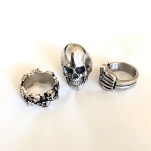 Ringar - Tre stycken ringar varav de två till höger är i äkta silver. Köpte de för 200 kr styck så säljer nu till ett bra pris dvs 175 kr för ALLA! Diametern är ca 18 mm. Pris går att diskutera vid snabb affär. Bud på 200 kr