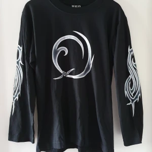 Vintage svart tröja med vitt tryck - Vintage svart tröja med vita tribaler i storlek S. Den är i fint skick förutom tre stycken pyttesmå igensydda hål på och precis under vardera axel (se bild 2) tycker knappt det syns dock. Fraktkostnad blir 47kr.