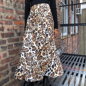 Leopard kjol - & Other Stories, strl 38 - BUDA - Helt oanvänd leopardkjol från & Other Stories. Nypris 690kr                       Köparen står för frakt!