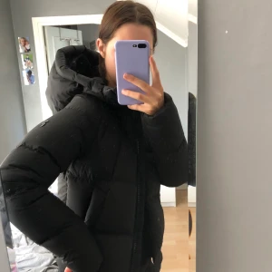 PEAK PERFORMANCE JACKA - Finaste bästa dunjackan från Peak Performance! Säljer då den blivit lite kort i ärmarna. Använd 1 vinter:) inga fel på den alls