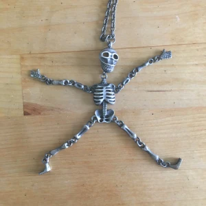 Skelett-halsband 💀 - Kedjan är ganska lång (ca 50 cm), frakt 10kr 😄