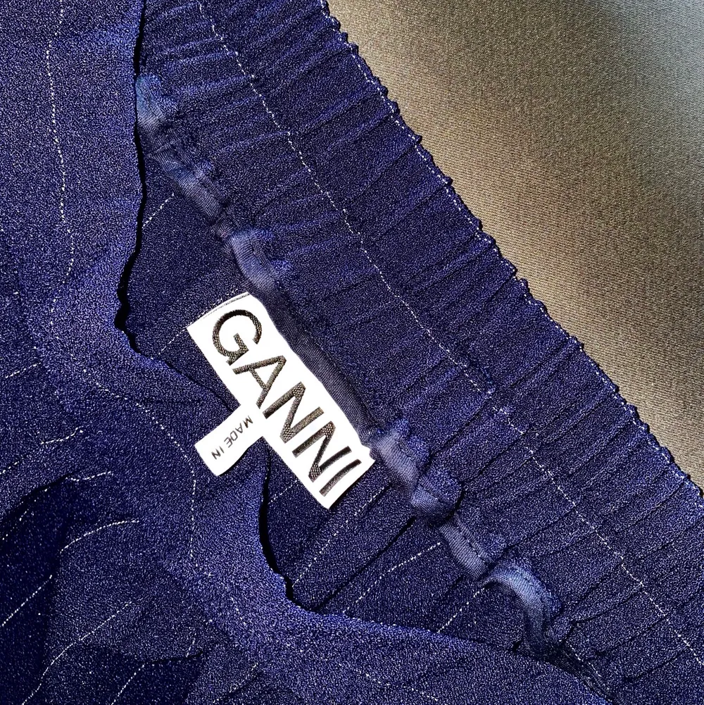 Kjol från en av Gannis 2019 kollektioner, använts 2 gånger, superfint skick! (köparen står för frakt). Kjolar.
