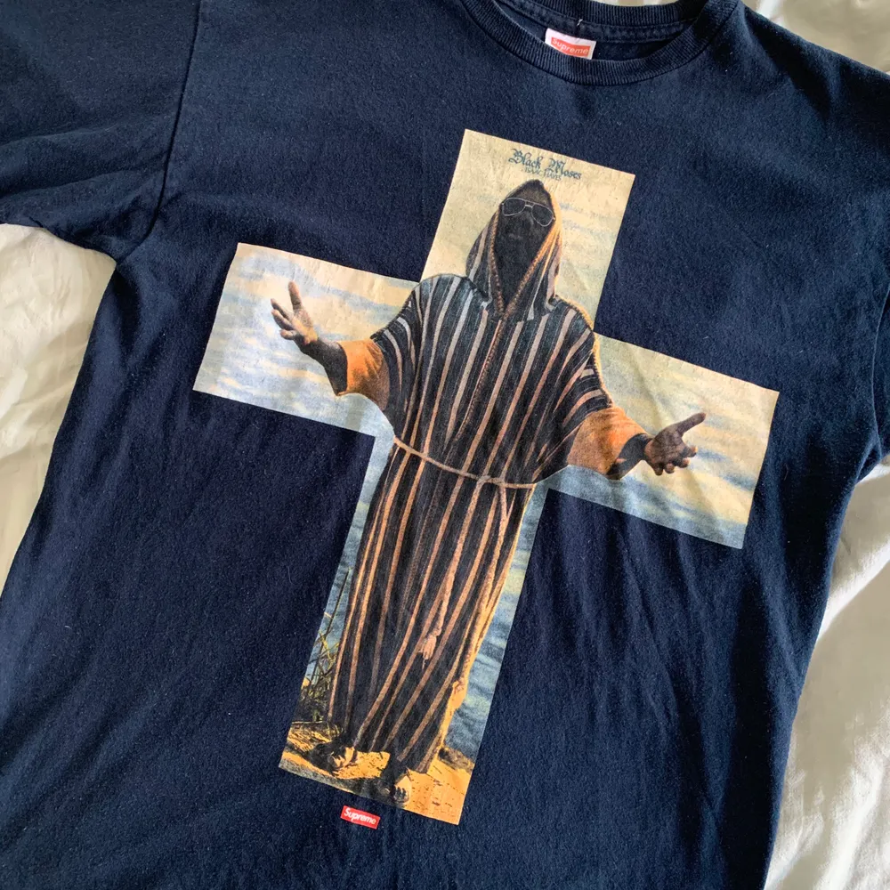 En t-shirt som köptes i Newyork ca 2010, innan supreme var hype. Sett samma tisha säljas på eBay för massa massa pengar, så detta är ett kap! 💕 Mycket använd men jag tycker den är snygg urtvättad. . T-shirts.