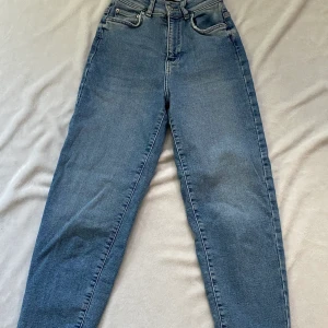 Mom jeans från ginatricot  - Hej, jag säljer dessa byxor från ginatricot i strl 32, de sitter  rätt så tajt i midjan men är stora vid benen, så passar nog 34 också. De är endast använda få gånger och säljs pga av de inte kommer till användning, de köptes för 500kr så de säljs för 400, frakt ingår💞