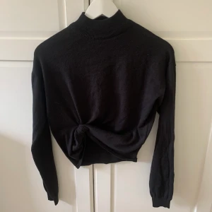 Nu tröja från NAKD - Helt oanvänd tröja med lappen kvar från nakd. Kort i modellen med en Knut på sidan. Xs-s