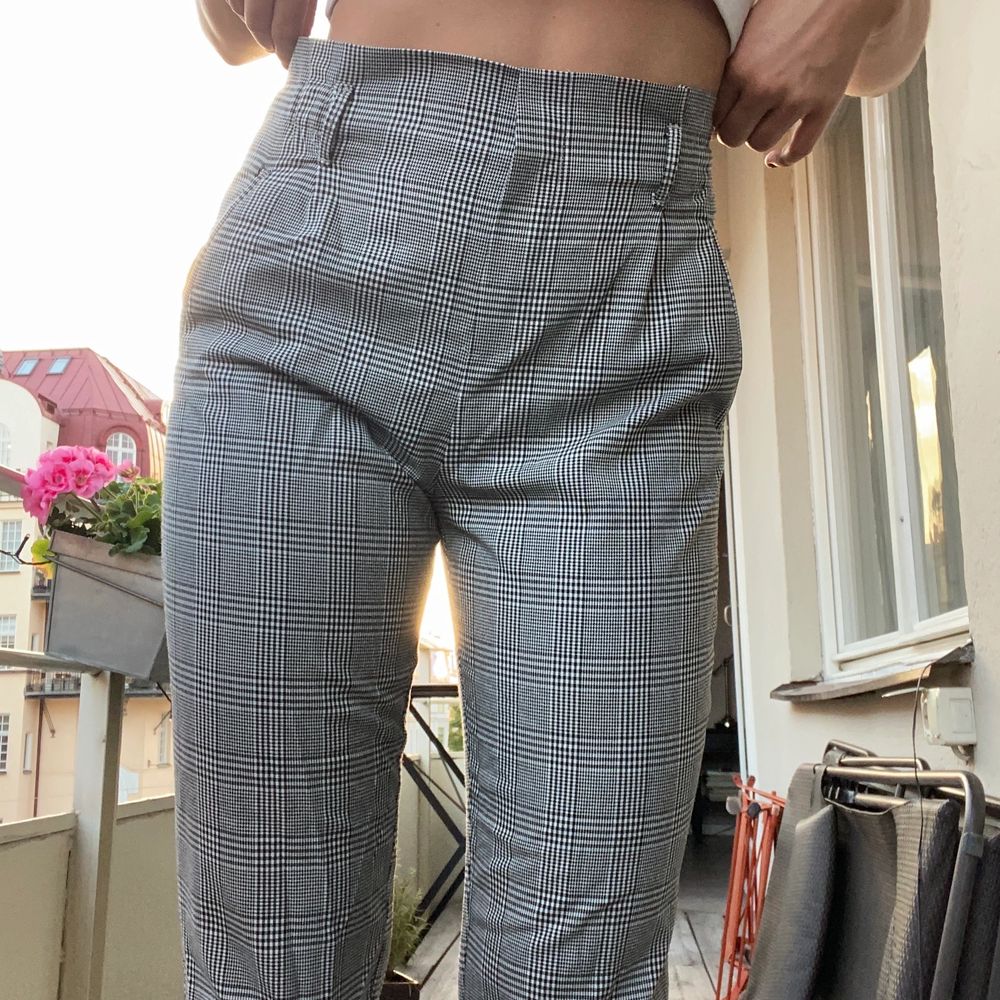 Köpt på Zara förra året och inte kommit till användning, supersnygga och så sköna!⭐️ Storlek 36 (men passar mig med 38 vanligtvis). Jeans & Byxor.