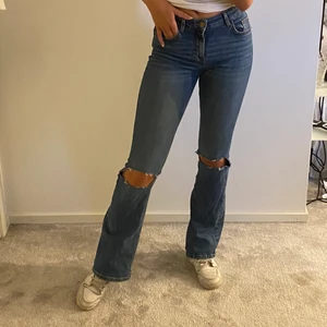 Blåa bootcut jeans ifrån Cubus  - Blåa butcut jeans med egentligts hål. Hyfsat använda. 