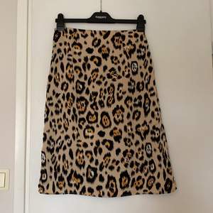 Jättefin leopard mönstrad kjol. Storlek 36. 