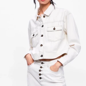 Jeansjacka med bruna sömmar - Säljer en jättefin kort jeansjacka med bruna sömmar från Zara. Storlek S