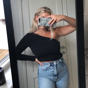One-shoulder tröja - Säljer denna one-shoulder tröja från Nakd. 60kr + frakt🥰