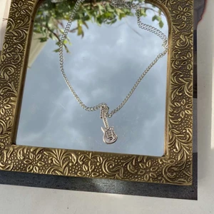 Halsband  - Coolt halsband med elgitarr🎸