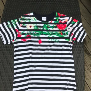 Zara T-shirt strl S - Aldrig använd, köpt på zara. Mycket bra skick.
