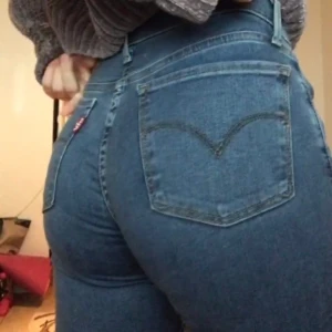 Levis jeans lågmidjade  - Levis jeans i strl 25 i modellen 701 super skinny, köpte dom ett tag sen men hann inte använda dom så många gå gånger eftersom dessa inte passar längre men satt jättebra när jag var XS! Materialet är fortf jättemjukt o skönt