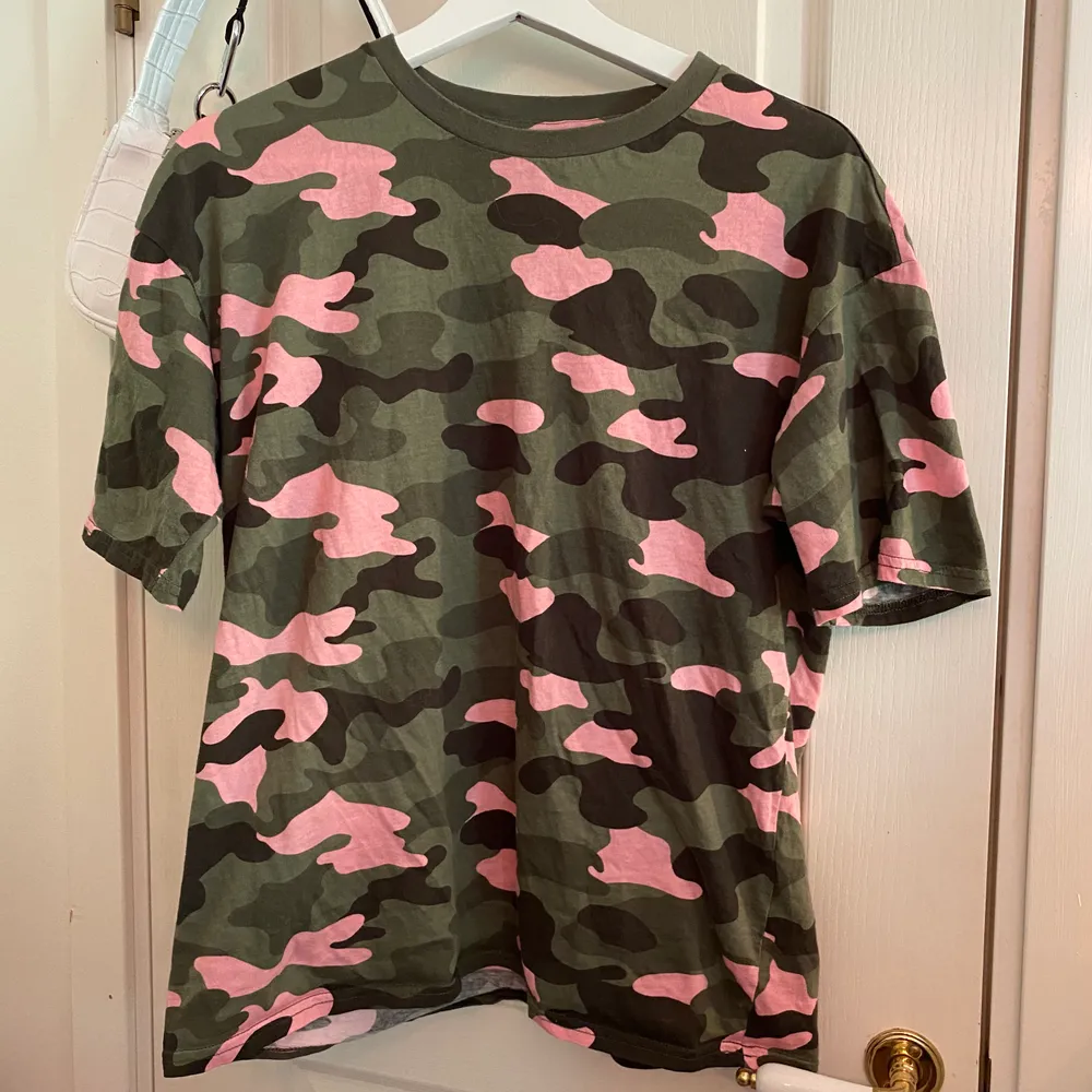 Kamouflage färgad t-shirt🌸 Frakt tillkommer, 63kr, spårbar. Jag har köp 3 betala för 2 på allt jag säljer🌻. T-shirts.