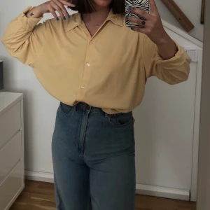 Ljus gul skön skjorta💛 - En lång och oversized skjorta i skönt material!💛 Passar till ett par jeans!