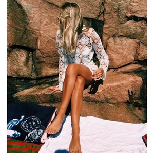 Strandklänning - Strandklänning/kort klänning från Bikbok. Går bra att ha underklänning under och anvönda som vanligt! Använd 2 gånger. Storlek XS/34. Frakt ingår inte 💛 Buda gärna! Köpt för 499 kr.