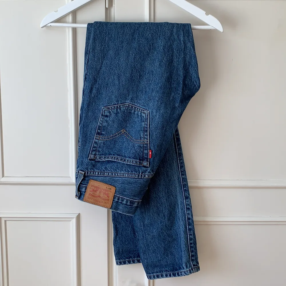 Par klassiska jeans från Levis med raka ben och knappar istället för dragkedja. Använt ett par gånger men är i bra skick! Köpte dessa för 999kr säljer för 400kr. Frakt ingår ej i detta pris !                                                           Storleken är w28 l32                                                    Material 99% bomull 1% elastane . Jeans & Byxor.