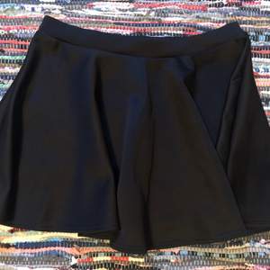 Köpte kjolen på Boohoo, strl EU40/42 aldrig använd enbart testad då den är lite för kort för mig (jag är ca 170cm) 30kr+frakt på ca 49kr