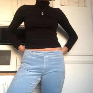 Y2k velvet byxor - Snyyygasste utsvängda velvet byxorna som tyvärr e för små för mig😪  typ lågmidjade/midwaist! Möts upp i sthlm! Annars betalar köparen för frakt!