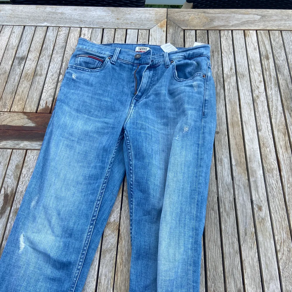 Ett par skit snygga mjuka jeans som tyvärr blivit för stora:( storlek W28 L32. Sitter skit snyggt nere vid skorna. Gammla o mellan använda. Räkna med att midjan är LITE större. Pris går att sänkas  diskuteras. Jeans & Byxor.